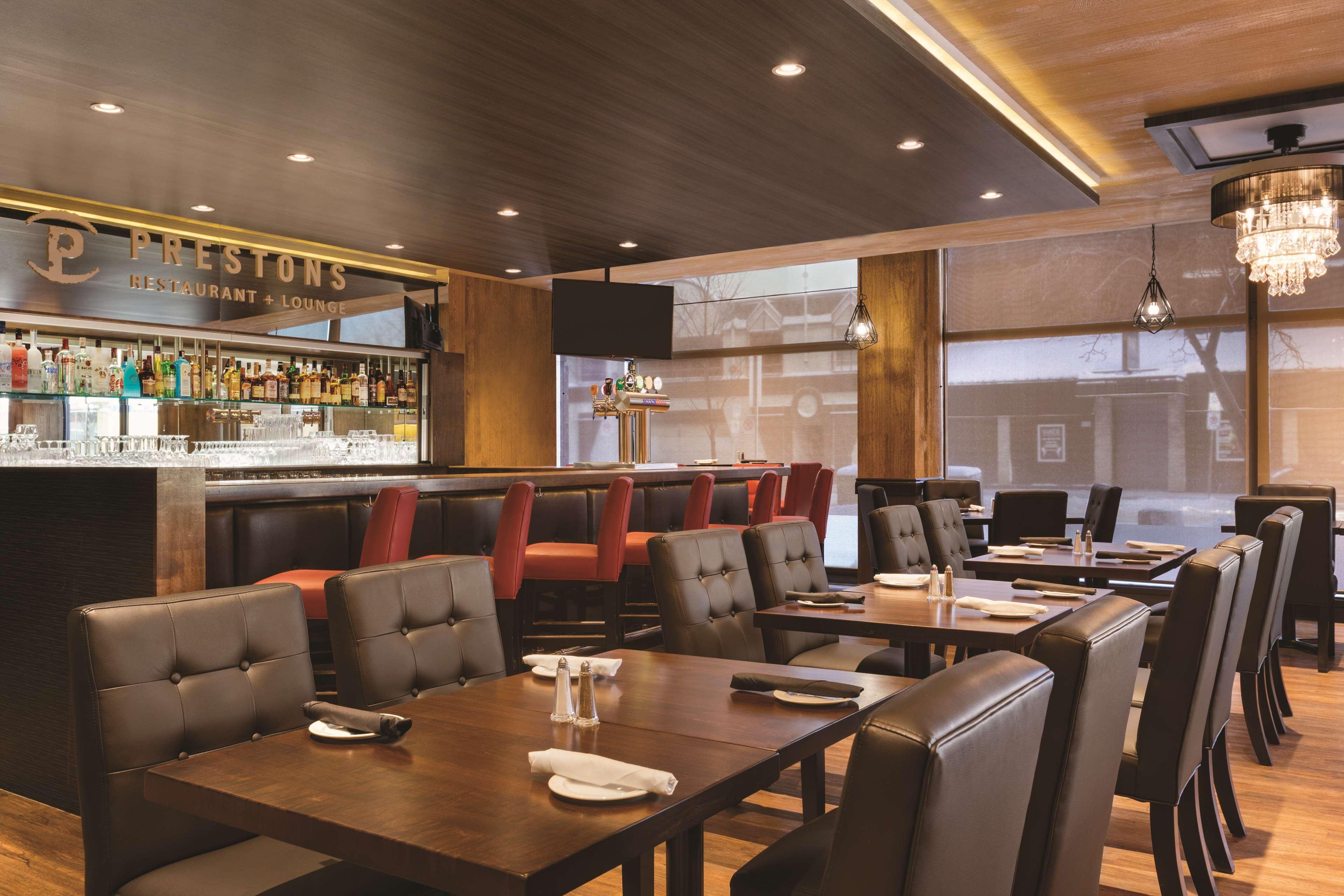 Coast Edmonton Plaza Hotel By Apa מראה חיצוני תמונה