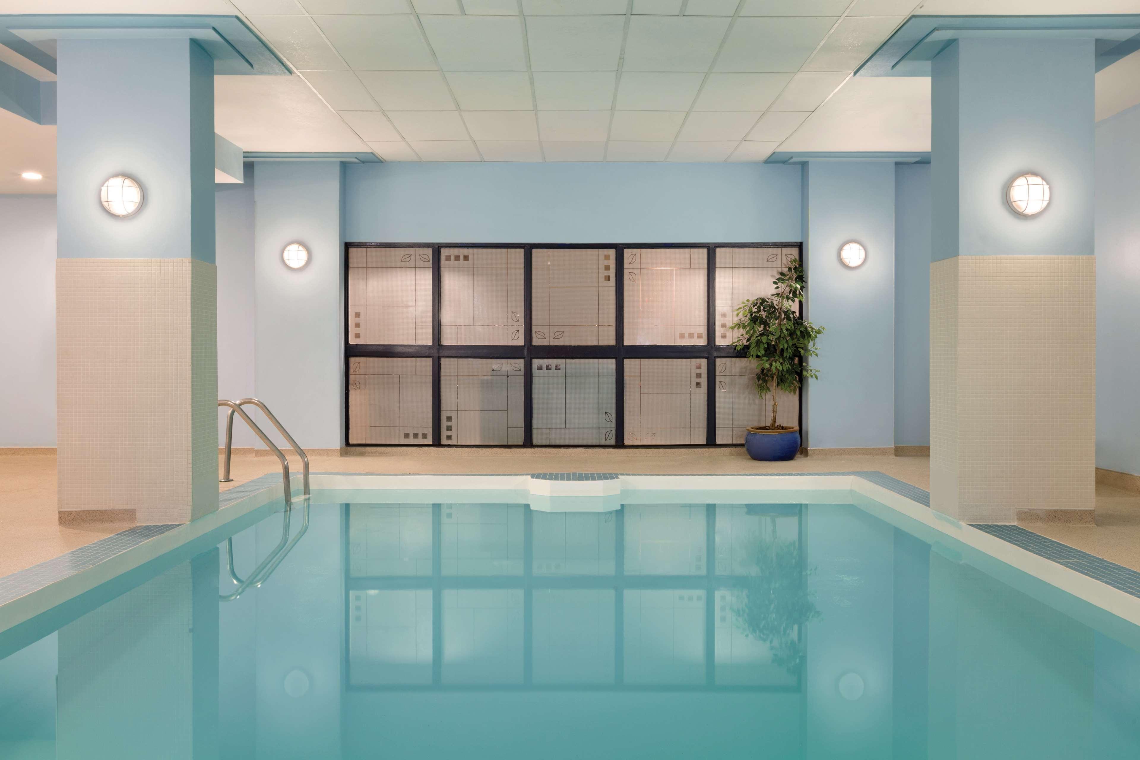 Coast Edmonton Plaza Hotel By Apa מראה חיצוני תמונה