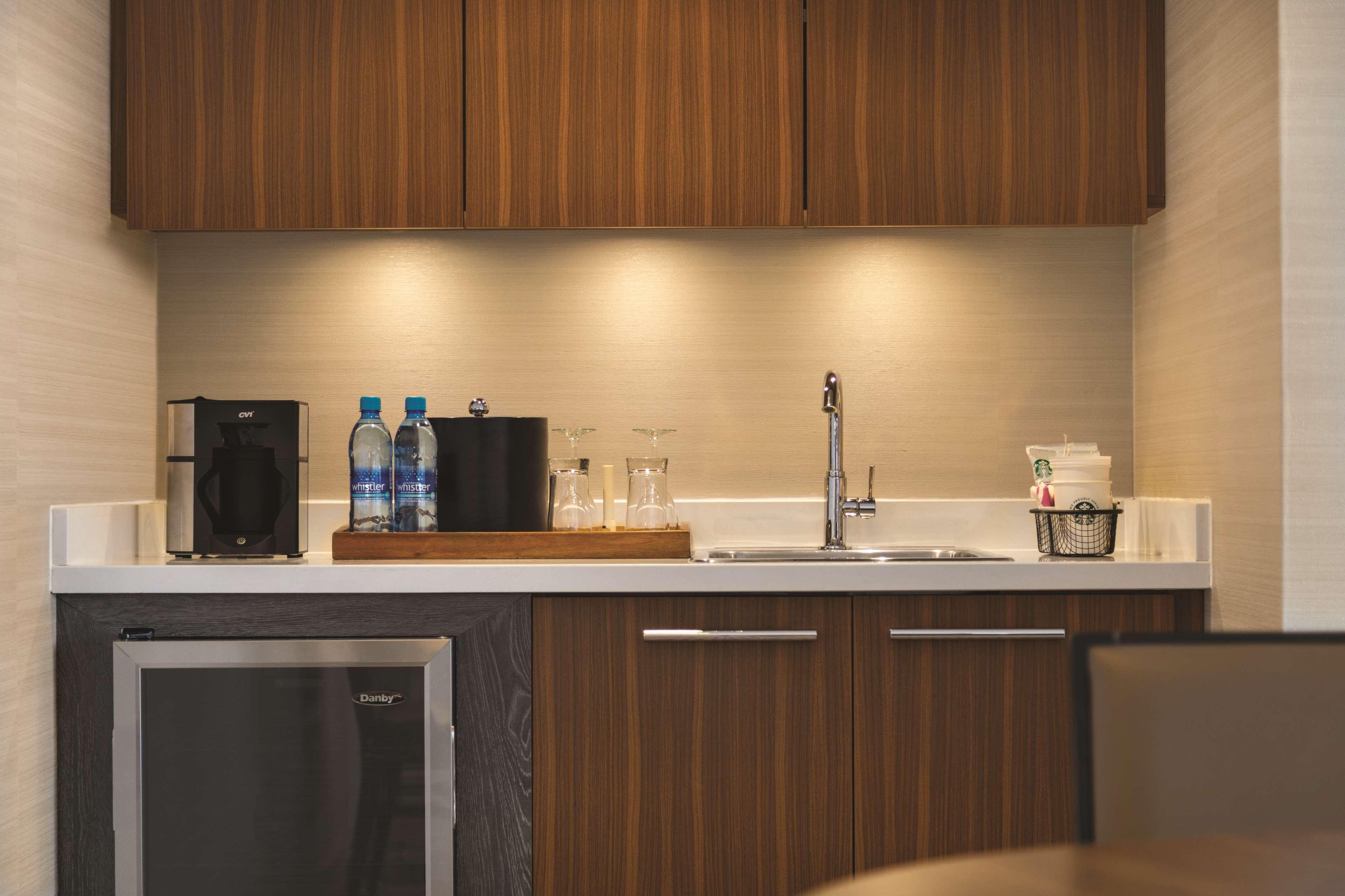Coast Edmonton Plaza Hotel By Apa מראה חיצוני תמונה