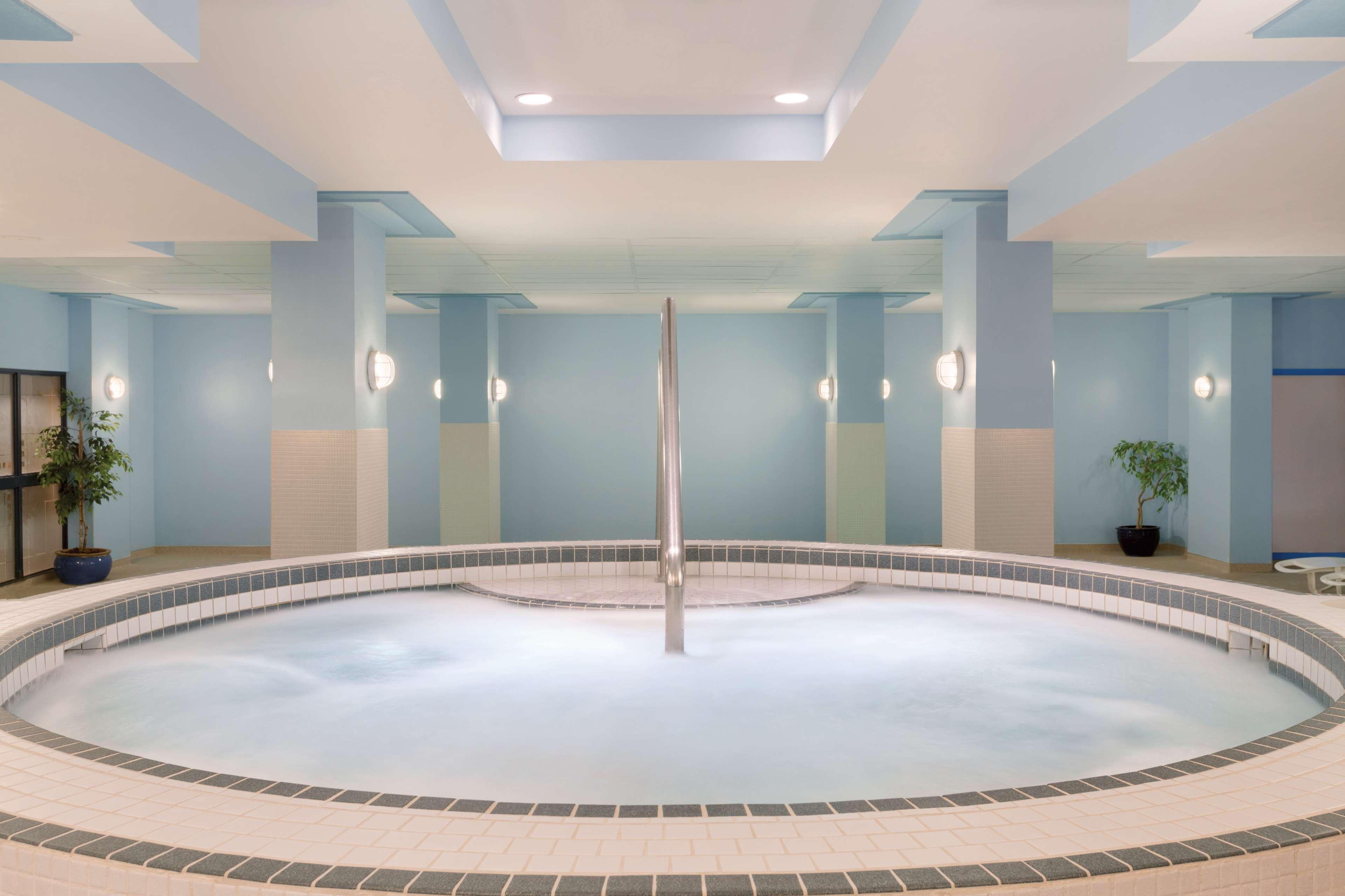 Coast Edmonton Plaza Hotel By Apa מראה חיצוני תמונה