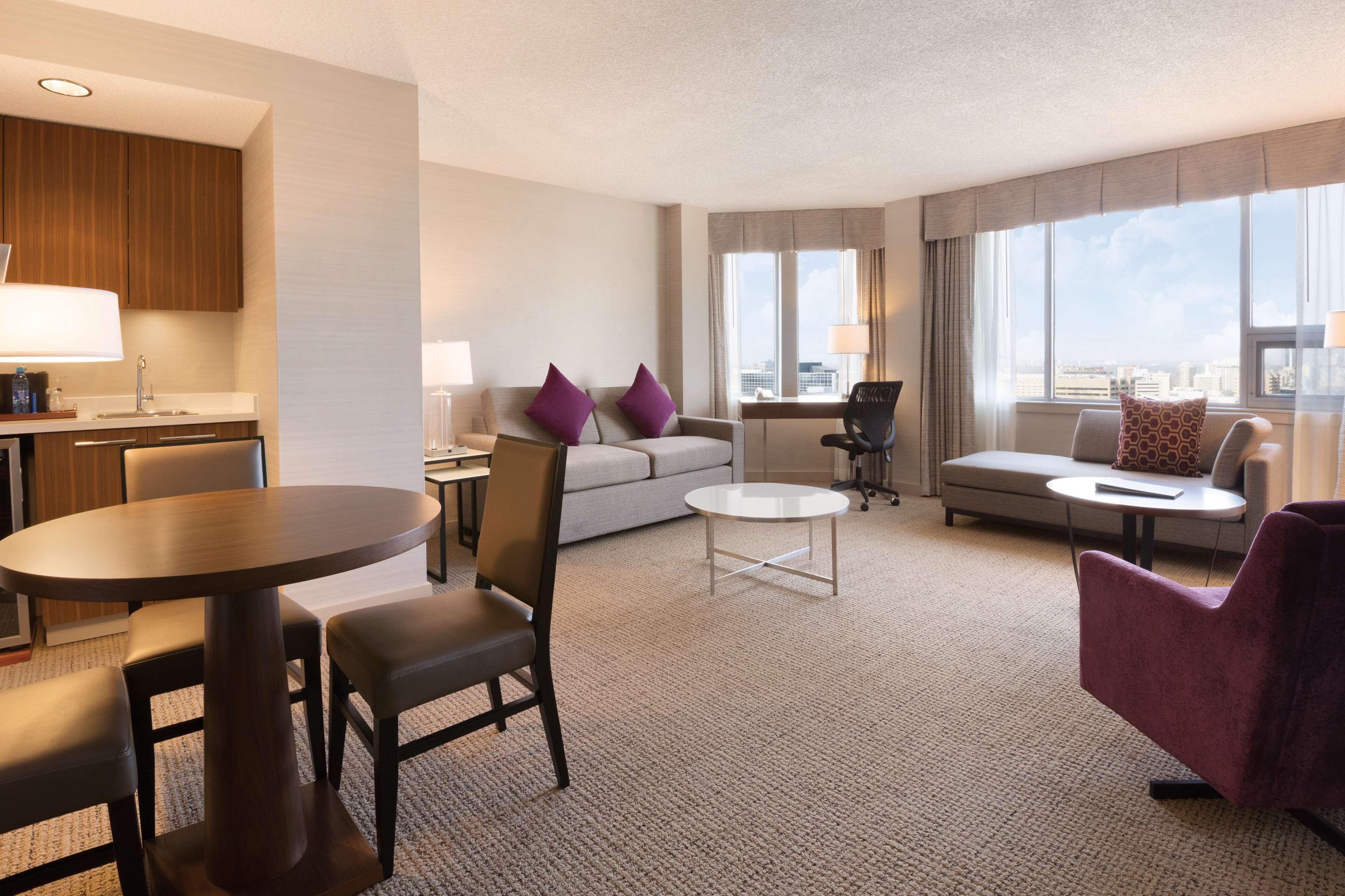 Coast Edmonton Plaza Hotel By Apa מראה חיצוני תמונה