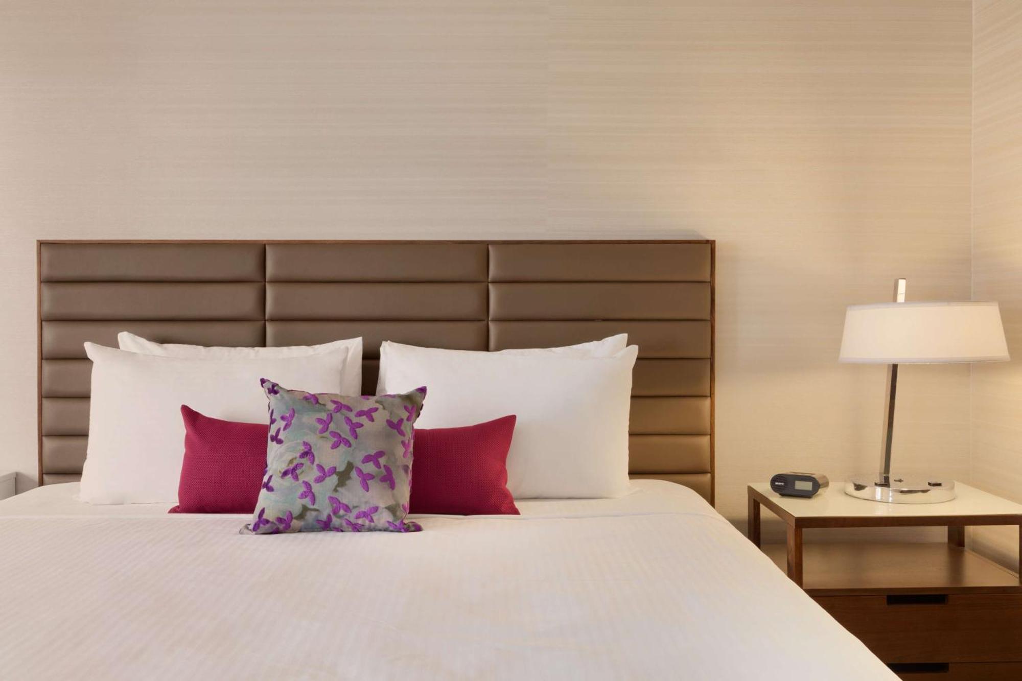 Coast Edmonton Plaza Hotel By Apa מראה חיצוני תמונה