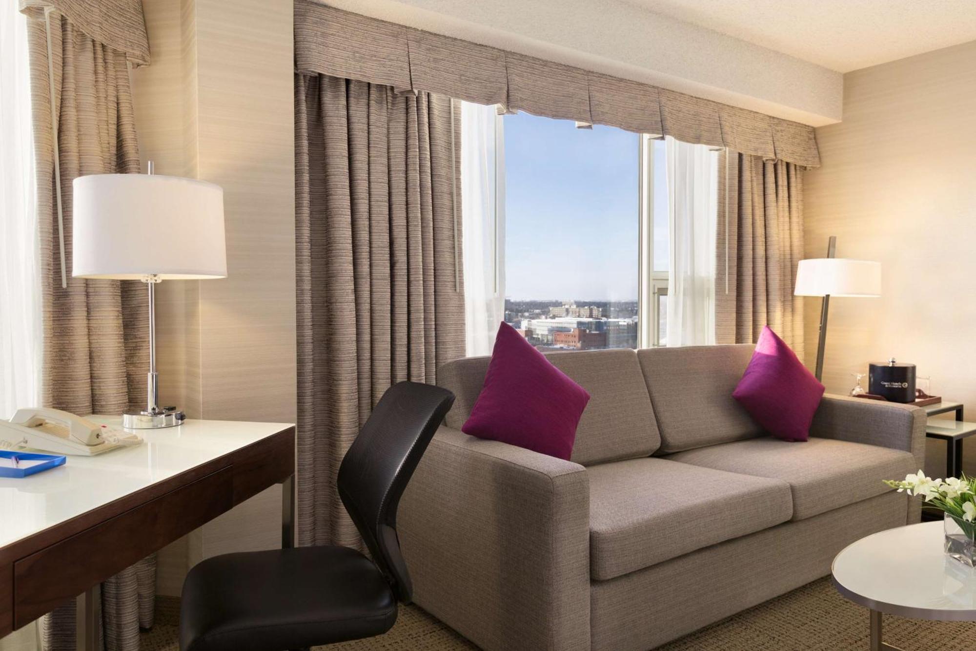 Coast Edmonton Plaza Hotel By Apa מראה חיצוני תמונה