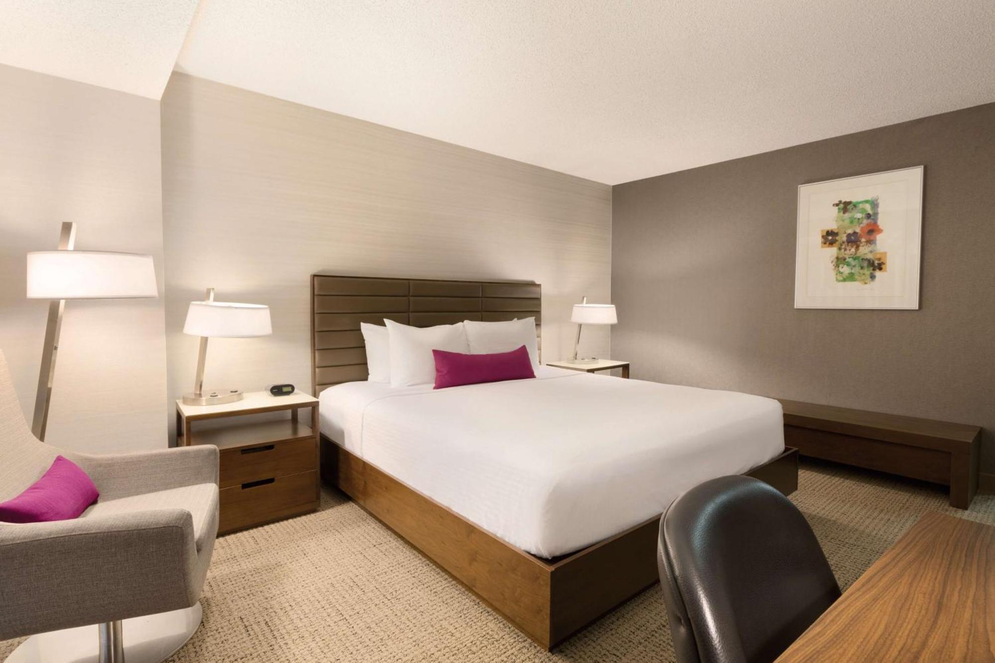 Coast Edmonton Plaza Hotel By Apa מראה חיצוני תמונה