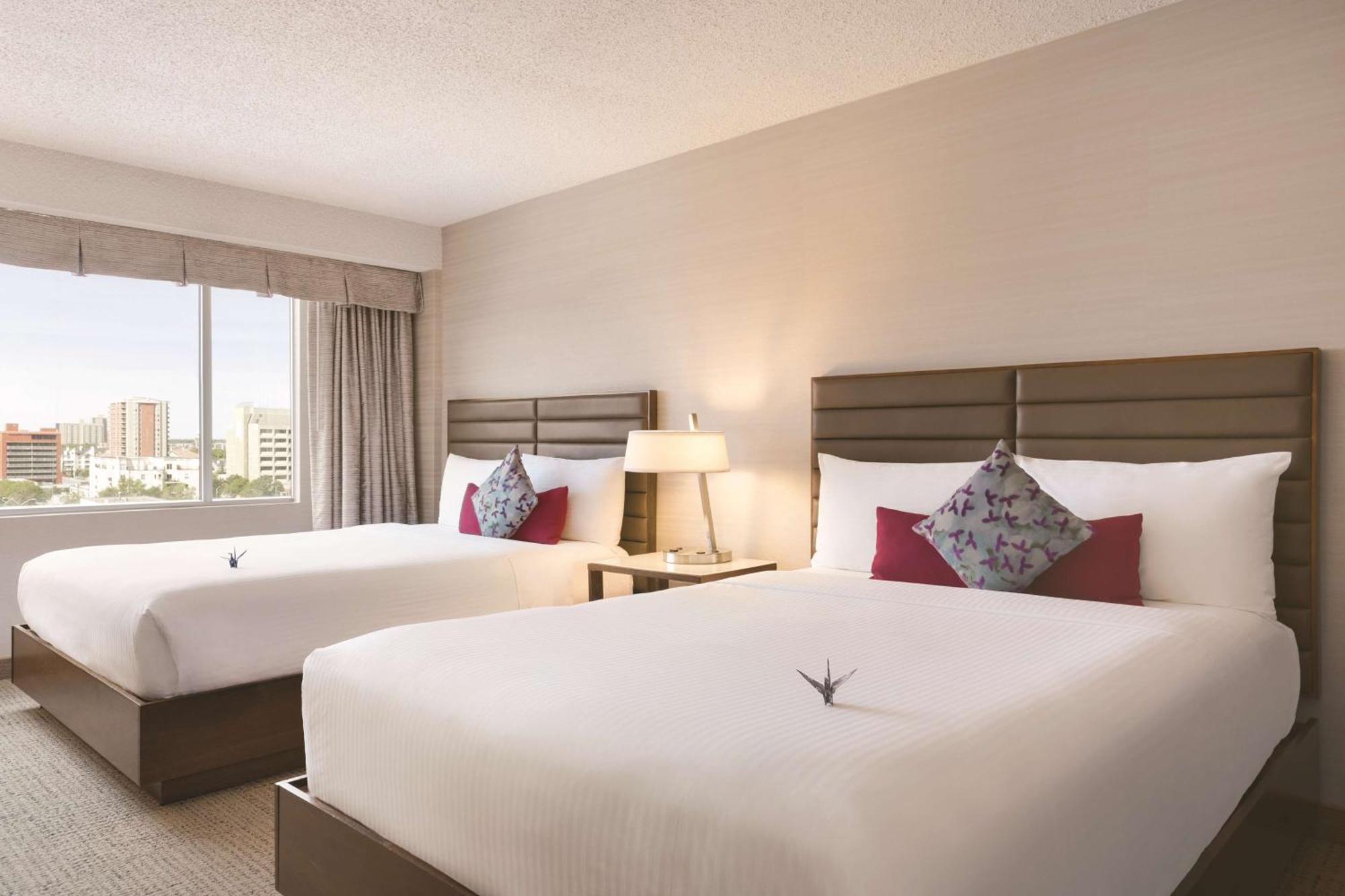 Coast Edmonton Plaza Hotel By Apa מראה חיצוני תמונה