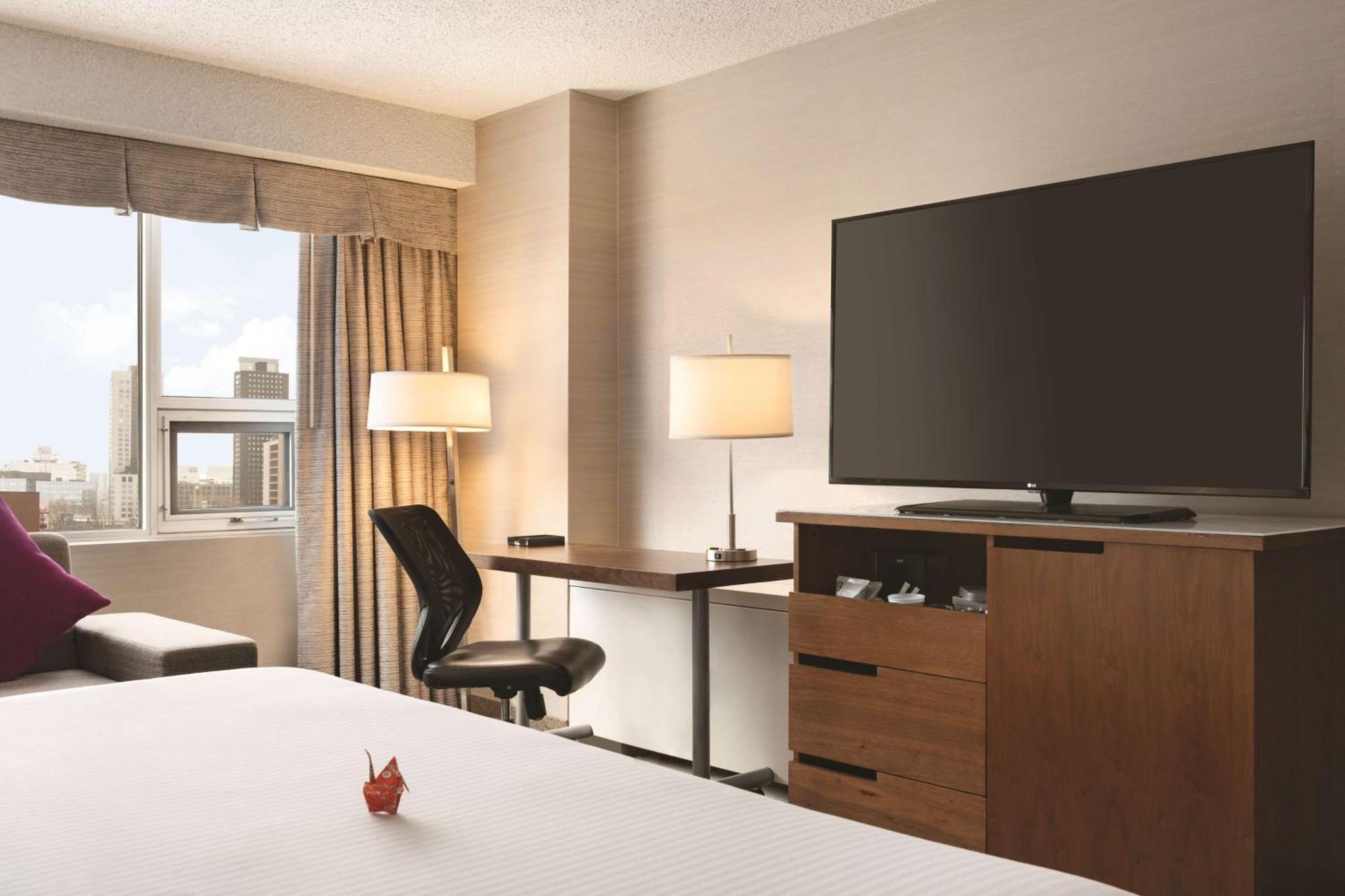 Coast Edmonton Plaza Hotel By Apa מראה חיצוני תמונה