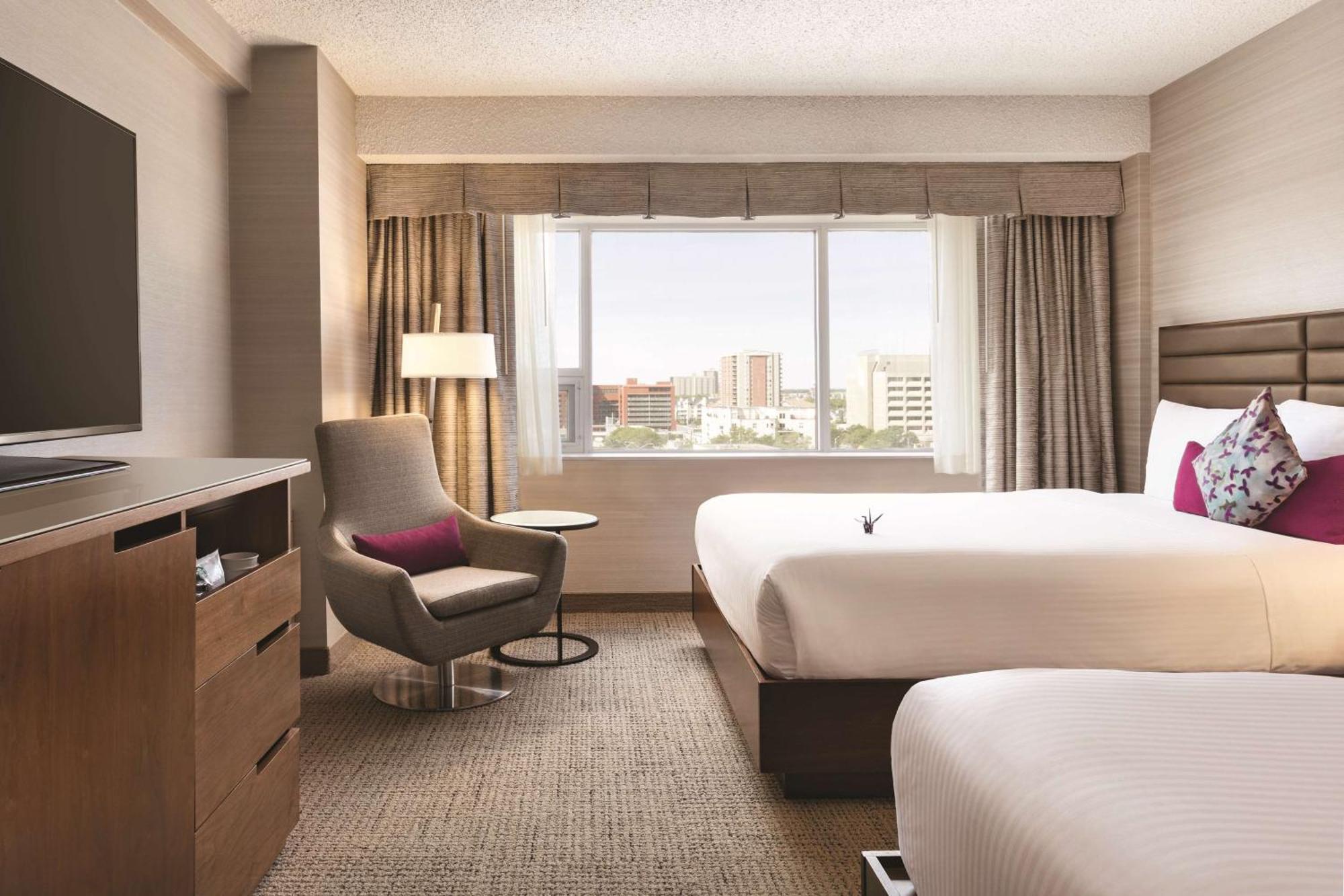 Coast Edmonton Plaza Hotel By Apa מראה חיצוני תמונה