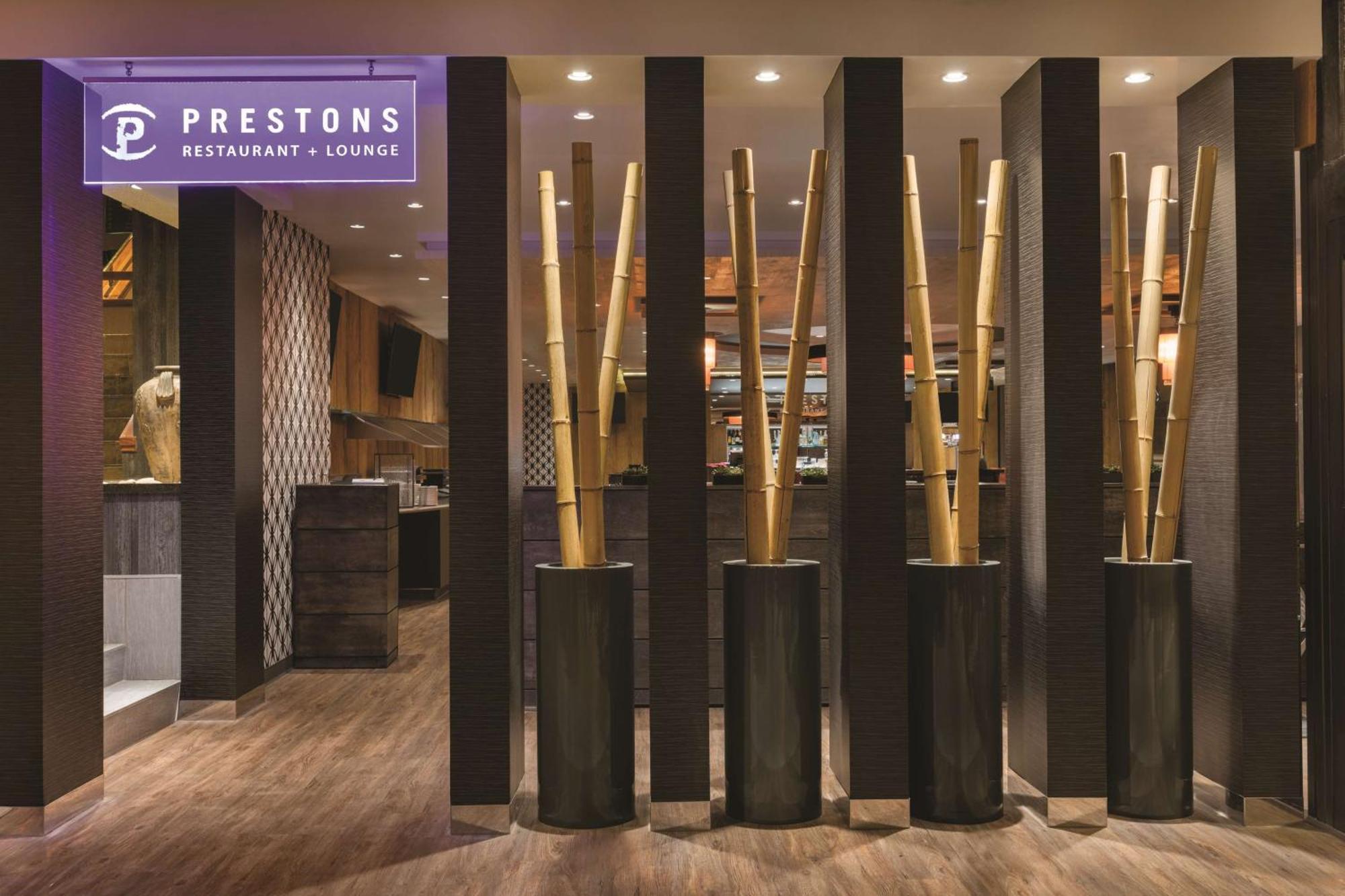 Coast Edmonton Plaza Hotel By Apa מראה חיצוני תמונה