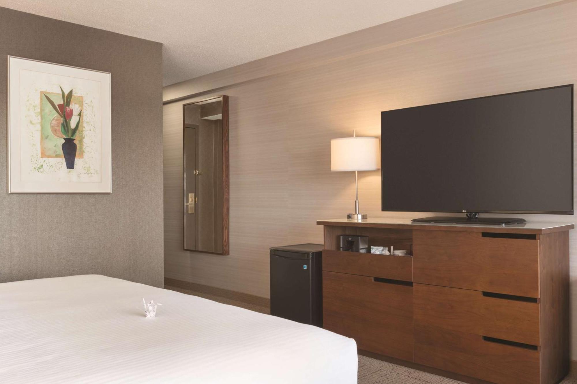 Coast Edmonton Plaza Hotel By Apa מראה חיצוני תמונה