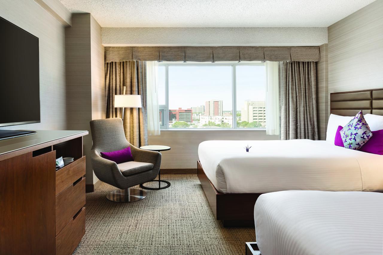 Coast Edmonton Plaza Hotel By Apa מראה חיצוני תמונה