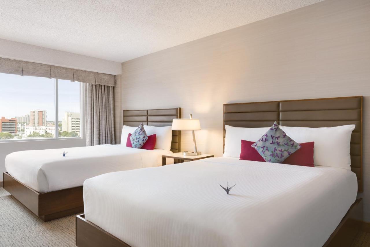 Coast Edmonton Plaza Hotel By Apa מראה חיצוני תמונה