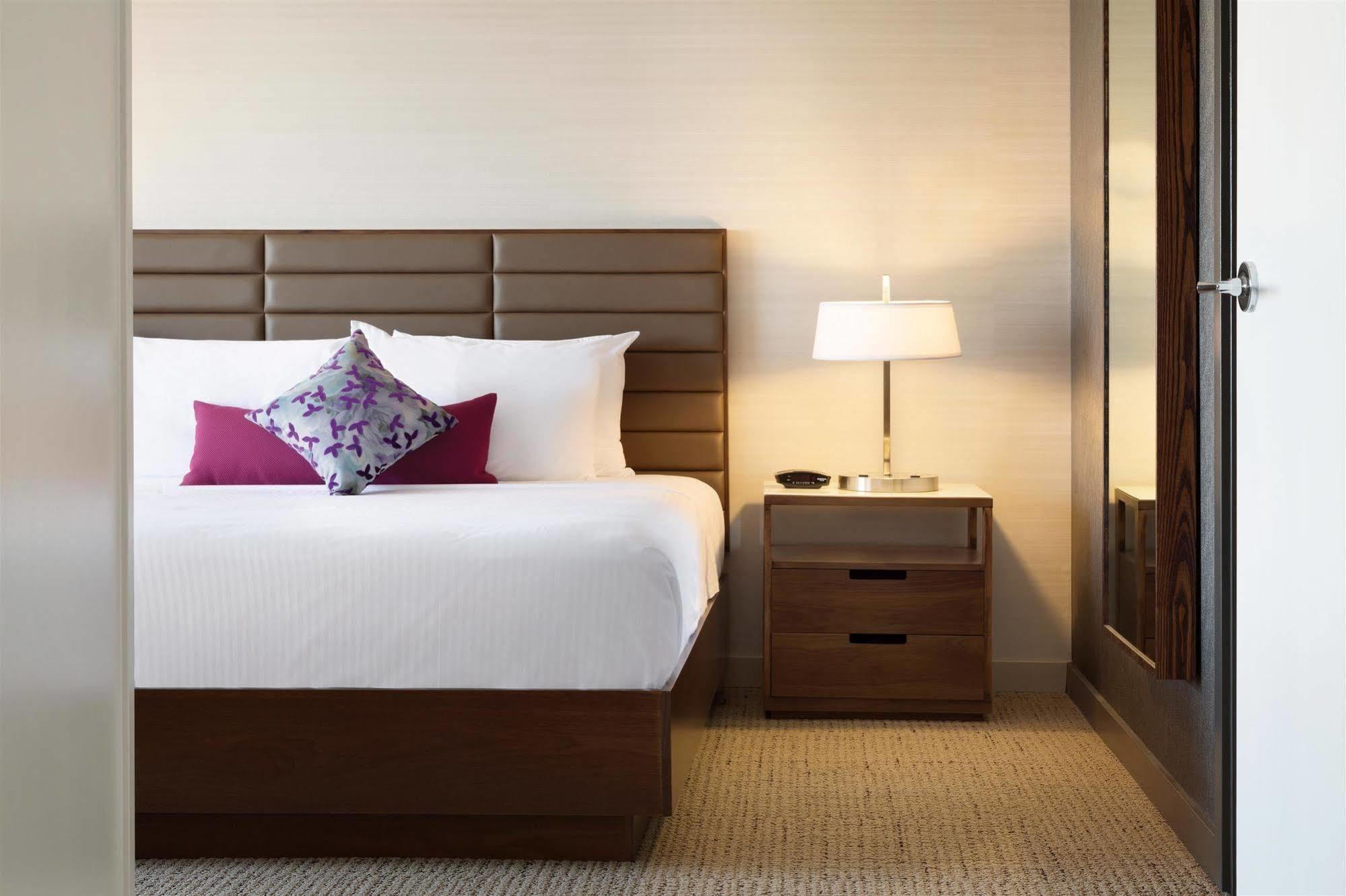 Coast Edmonton Plaza Hotel By Apa מראה חיצוני תמונה